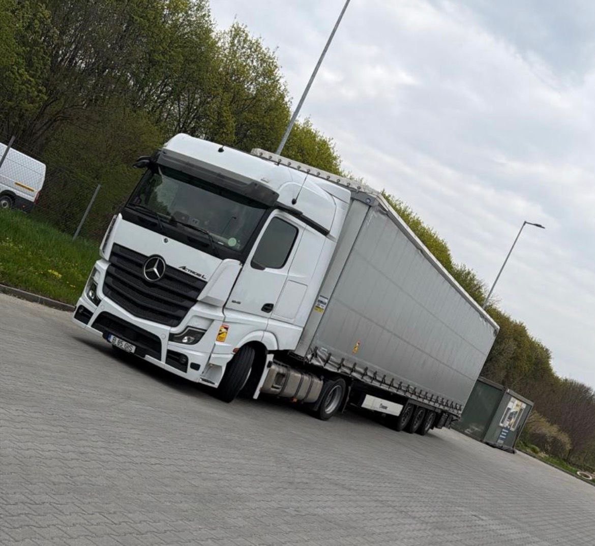 Camion GIS Ianis Transport cu semiremorcă