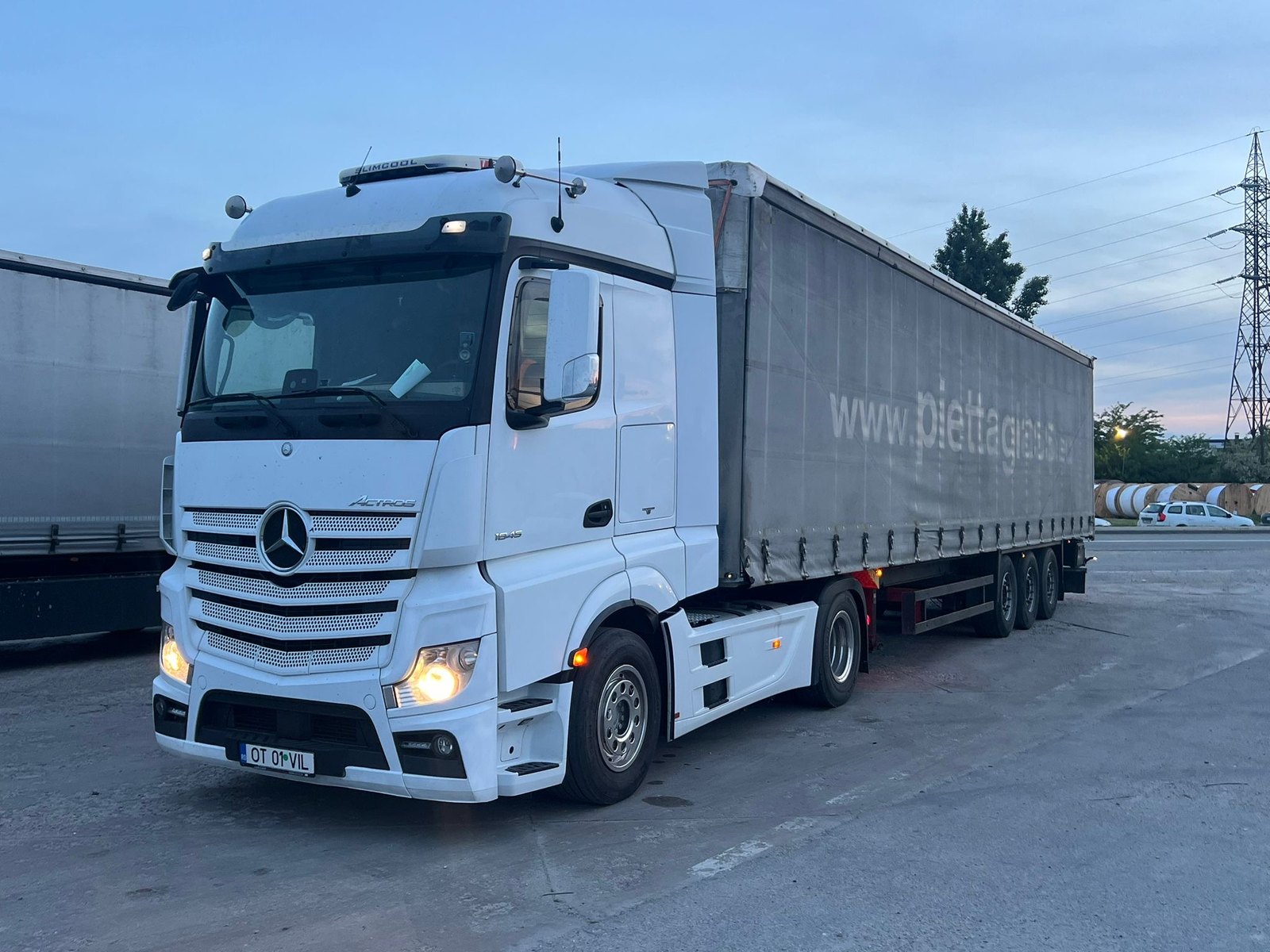 Camion cu semiremorcă GIS Ianis Transport